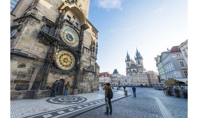 Praga (República Checa) El reloj astronómico de Praga, original de la Edad Media, está formado por dos esferas. La inferior marca los meses del año y en la superior se representan las órbitas del sol y la luna. A los lados de la esfera se encuentran una s