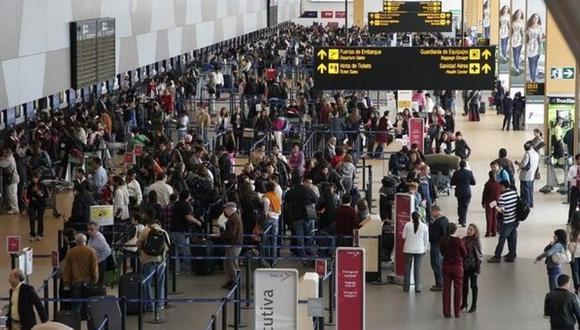 Aeropuerto Jorge Chávez recibe más del doble de pasajeros que permite su capacidad, según Elegir.