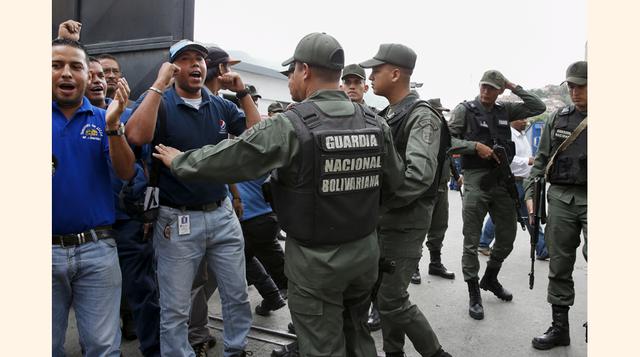 La ocupación se produce en momentos en que dos plantas de la Cervecería Polar, el negocio con mayor utilidad de Polar, se aproximan a un cierre temporal por falta de materia prima importada, ante la escasez de divisas que debe aprobar el Ejecutivo mediant