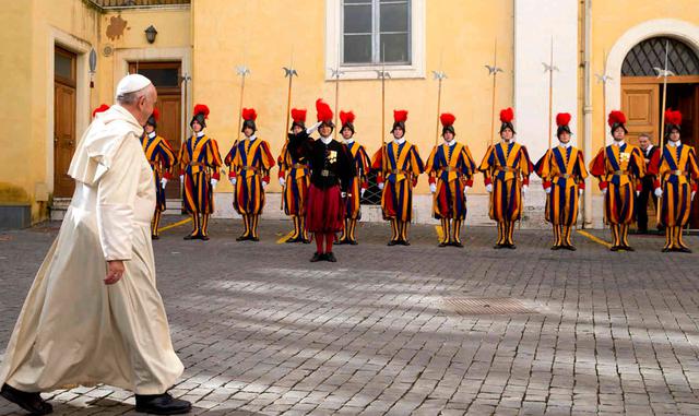 FOTO 9 | El Corpo Della Guardia Svizzera Pontificia (Guardia Suiza), que protege al Papa, está integrado por 110 efectivos. Conformado por un capitán comandante, capellán, teniente, dos subtenientes y un ayudante.