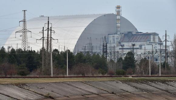 Tras su retorno de una visita a Chernóbil, el director general del OIEA, Rafael Grossi, explicó en Viena que la radiación detectada dentro de las excavaciones de tierra hechas por los rusos en la llamada “zona de exclusión”, cerca de la planta, es seis veces superior a lo normal. (Foto: Serguéi SUPINSKY / AFP)