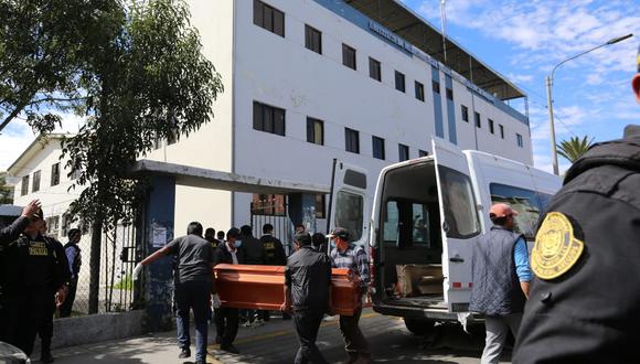 Familiares aguadaron en los exterior de la morgue de Arequipa para esperar la entrega de los cuerpos de los 27 mineros fallecidos. (Foto: Leonardo Cuito)