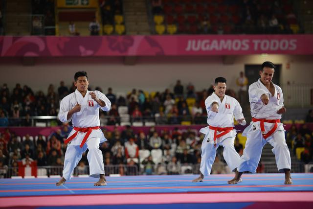John Trebejo, Oliver Del Castillo y Carlos Lam: Medalla de oro en karate, modalidad kata masculino. (Foto: Jesus Saucedo / GEC).