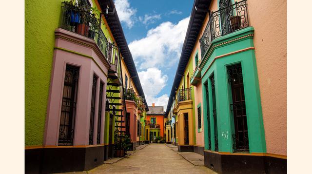 Bogotá: la Candelaria, un collage de casas de colores que ocupan en centro histórico de la capital colombiana, también es un punto de encuentro inundado de cafés bohemios, galerías de arte y centros culturales.