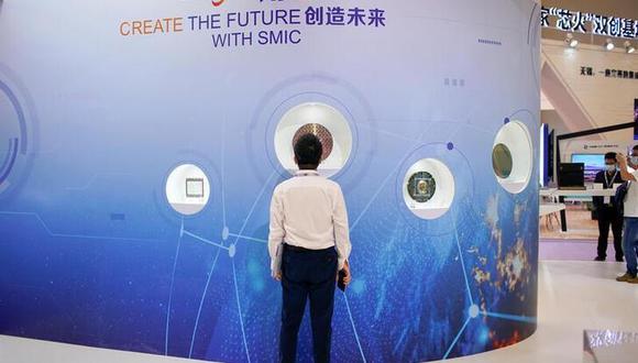 Persona visitando el puesto de Semiconductor Manufacturing International Corporation (SMIC) en la Exposición Internacional de Semiconductores de China, en Shanghái. (Foto: Reuters)