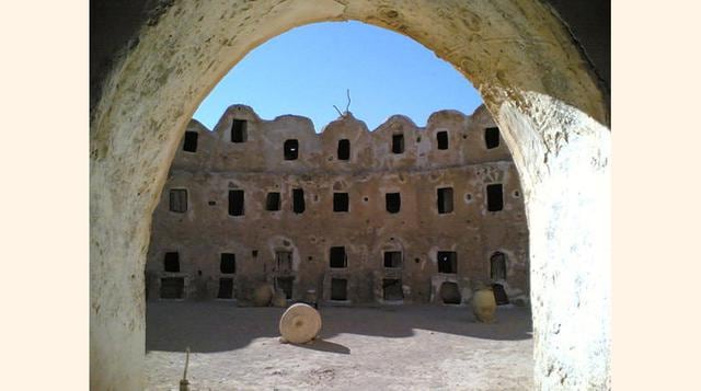 Libia:Ubicado al norte de África, marcado por la conocida Primavera Árabe, una serie de protestas civiles culminó con la muerte de Muammar Gaddafi por la intervención militar de una coalición internacional. Hoy su organización política continúa en constru