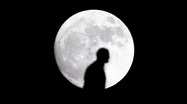 Silueta de un aficionado al fútbol reflejada en la luna que alumbró un estadio en Alejandría donde las selecciones de Egipto v Ghana jugaban un partido para la Copa del Mundo 2018. (Foto: Reuters)