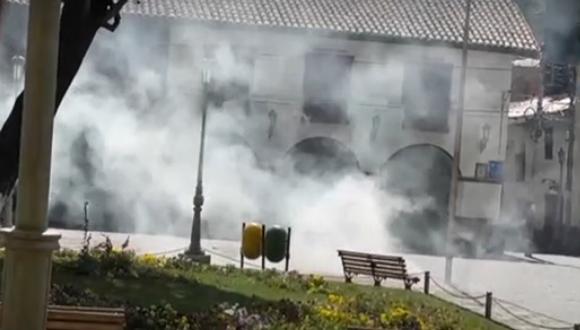 Manifestantes prendieron fuego a la Prefectura Regional de Huancavelica por lo que los policías usaron bombas lacrimógenas. (Captura: América Noticias)