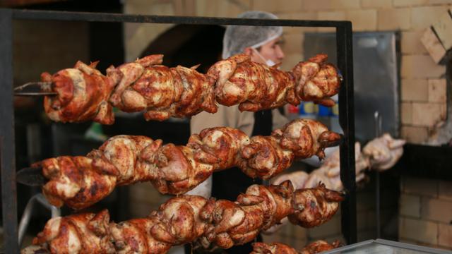 Solo hoy, por ser el día del pollo a la brasa, se consumirán entre 700,000 y un millón de pollos. (Foto: USI).