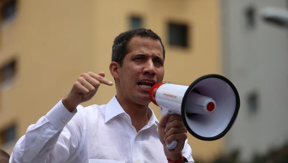 Juan Guaidó tuvo que emplear un megáfono para dirigirse a sus seguidores que se mantenían desde las primeras horas de la mañana en la concentración convocada para hoy. (Foto: EFE)