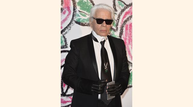 Karl Lagerfeld: Como Jobs, el famoso diseñador es dueño de uno de los vestuarios más icónicos de todos los tiempos. Eso sí, su look, está mucho más elaborado. Traje negro, camisa de cuello alto y blanco, corbata negra, guantes y gafas de sol son los compo