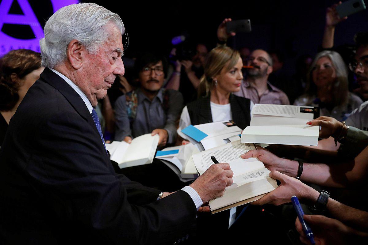 El Premio Nobel de Literatura, Mario Vargas Llosa, durante la presentación este martes de su nueva novela, "Tiempos recios" en Madrid. (Foto: EFE)