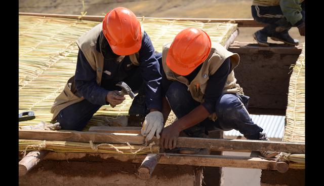 FOTO 8 | CASAS ANTISÍSMICAS Y TÉRMICAS DEL ALTIPLANO.  Esta solución permite que los pobladores repliquen un modelo de vivienda -diseñado por especialistas e investigadores- basado en la autoconstrucción de sus propias casas con totora (material principal) lo que permitirá concentrar el calor al interior y que sumado al diseño bioclimático, permitirá que la radiación solar acumulada del día se expulse por la noche. (Proyecto realizado por investigadores PUCP).
