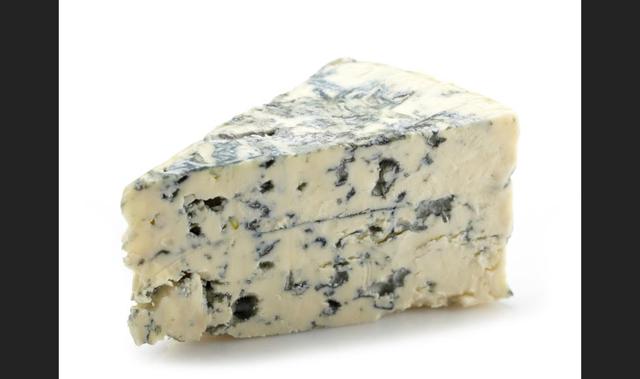 El roquefort es un queso azul francés de leche de oveja coagulada procedente de la región de Causses del Aveyron. La denominación de origen la obtuvo en 1925, en 1979 fue reconocido por la AOC y en 1996 por la AOP.