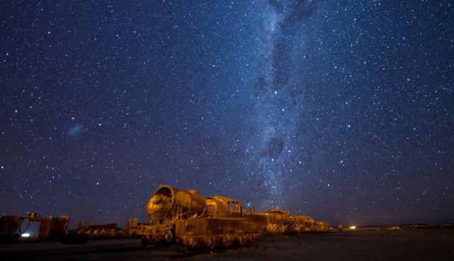 FOTO 2 | Aunque no está muy lejos de la civilización, el área puede parecer de otro mundo. Es uno de los lugares más extraños del planeta. Así se ve el cementerio de trenes por la noche. (Foto: Shutterstock)