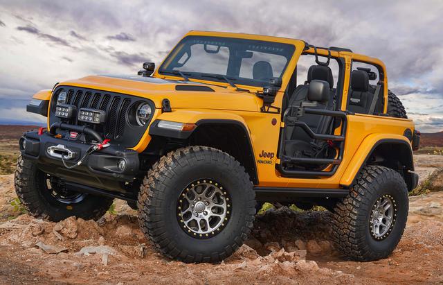 FOTO 4 | 4. NACHO JEEP. Se trata de un Jeep Wrangler Rubicon decorado con elementos de la división Jeep Performance. En su figura se destacan las llantas de 17 pulgadas, los neumáticos todoterreno, un soporte reforzado para la rueda de auxilio en el portón trasero y puertas tubulares de color negro. Su motor es el de 2.0 litros y lleva también el kit que permite modificar su altura.