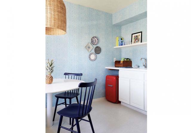 FOTO 27 | Holiday House Palm Springs, Estados Unidos
Pinturas y fotografías de David Hockney, Roy Liechtenstein, Herb Ritts o John Baldessari dan la bienvenida a quien busca encontrar lo que ha imaginado siempre de Palm Springs. Estética midcentury renovada en este hotel abierto originalmente en 1951 que ha encontrado la fórmula perfecta para ser contemporáneo sin dejar de ser moderno. LO + HOT son sus 28 habitaciones se organizan de una manera sencilla y divertida: Good, Better, Best (buenas, mejores, las mejores). El color azul marca la continuidad en todas, también en la Suite, la joya de la casa.