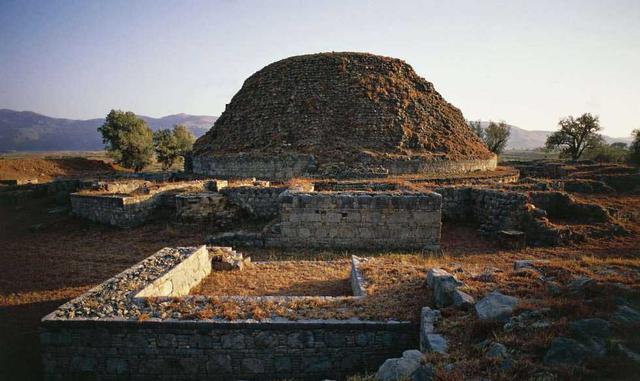 Taxila (Pakistán). Fundada por un rey hindú hacia el siglo VII antes de Cristo, Taxila (oTakshashila) conserva una leyenda de tres ciudades perdidas. La primera estaba sobre una colina, más tarde conocida como Bhir Mound. Tras diversas intrigas políticas 
