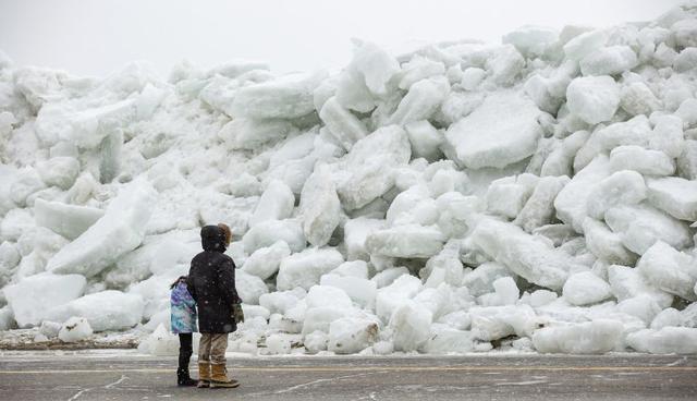 Estados Unidos se vio sorprendido por un impresionante tsunami de hielo. (Foto: AP)