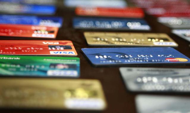 Tenga cuidado con el uso de la tarjeta de crédito en el extranjero. Comprar con la tarjeta de crédito en el exterior implica muchas veces una comisión por el uso del “plástico” fuera del país, dependiendo de la entidad financiera. Además, cuando se compra