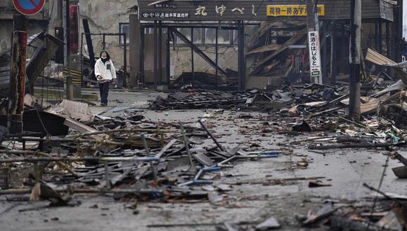 Una persona camina entre restos quemados de estructuras de edificios tras un terremoto en Wajima, en la prefectura de Ishikawa, Japón, este miércoles 3 de enero de 2024. EFE/