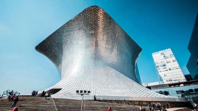 Foto 14 | 14. Museo de Carlos Slim en México
Hay dos tipos de coleccionistas de arte: los que poseen colecciones y los que son dueños sus propios museos. Con una riqueza neta de 71.4 mil mdd, el magnate de las telecomunicaciones Carlos Slim es el hombre más rico de México. En 2011, era el hombre más acaudalado del mundo. Ese, según NPR, fue el año en que abrió el Museo Soumaya, una estructura metálica y sin ventanas de 800 millones de dólares y seis pisos para exhibir su legendaria colección. En total, Slim posee más de 65,000 piezas, incluidas algunas de las obras de arte más valiosas de Europa y México.

Costo: US$ 800 millones.
(Foto: Luis Alvarado / Shutterstock.com)