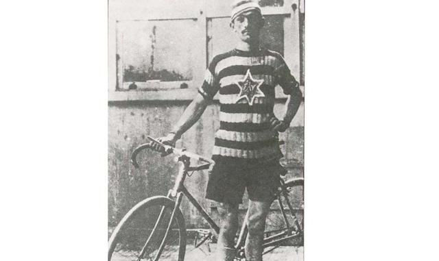 «El cojo», primer participante español en el tour de francia, posa para la posteridad. acaba de ganar su primer campeonato de españa y luce orgulloso su maillot de la federación atlética vizcaína. fue en bicicleta desde bilbao a parís para participar en e