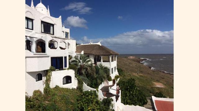 Casapueblo, Punta del Este, Uruguay, “El edificio blanco de formas curiosas muestra un estilo similar al de Gaudí, además de una vista imponente hacia el mar.”