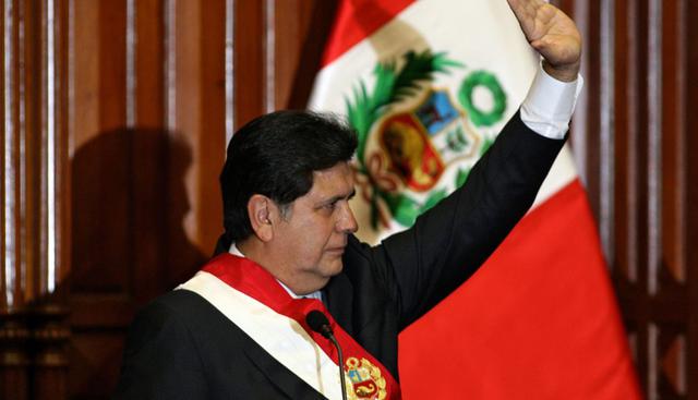 10. El año 2006 tentó nuevamente la Presidencia y ganó en segunda vuelta a Ollanta Humala. Durante su segundo periodo (2006-2011) estallaron casos como los Petroaudios y Narcoindultos. (Foto: AFP)
