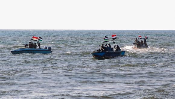 Miembros de la Guardia Costera Yemení afiliados a los hutíes patrullan el Mar Rojo cerca de la ciudad portuaria de Hodeida. (Foto de AFP)