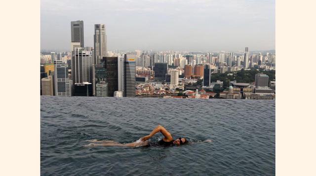 Piscina infinita del SkyPark, Nadar en la cima del mundo es una experiencia posible de realizar en una de las más increíbles piscinas. Se encuentra en el piso 57 del hotel mas lujoso Marina Bay Sands Resort, Singapur (Foto: blog.goplaceit)