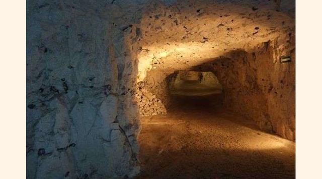 Ciudad subterránea de Naours – Francia, Las grutas de Naours o ciudad subterránea de Naours, son una red de pasadizos de cerca de 2000 metros de longitud originalmente construida en los tiempos del Imperio Romano allá por el siglo III. Siglos después, las