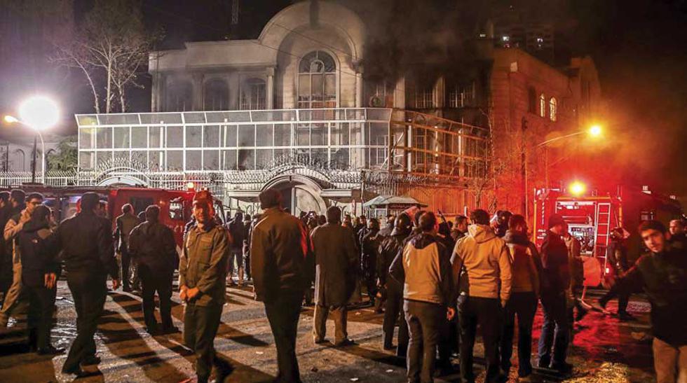3 de enero: Arabia/Irán – Arabia Saudita rompe relaciones diplomáticas con Irán tras el ataque contra su embajada en Teherán por manifestantes que protestan contra la ejecución en Arabia de un responsable religioso chiíta. (Foto: Reuters)
