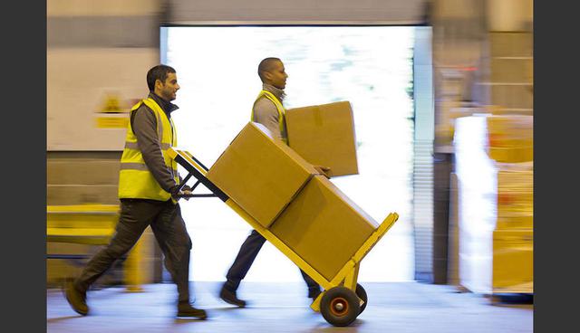 3. DISTRIBUCIÓN

El emprendedor es un agente independiente dentro del canal de ventas del fabricante y se encarga de hacer llegar la mercancía a los consumidores finales. Para ello, debe firmar un contrato y hacer una inversión inicial fijada por el propietario del producto.

Ventaja: existe una amplia gama de artículos y servicios para comercializar a través de este sistema.
Tip: es clave tener experiencia para negociar precios y plazos con proveedores y clientes, así como para administrar inventarios y cobrar. (Foto: emprendedores.es)