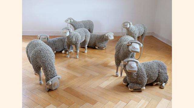 FOTO 7 | Instalación `Rebaño´- Jean-Luc Cornec, ovejas hechas de teléfonos añejos que interpelan cuestiones metafísicas mientras emiten balidos que suenan a ring-ring.