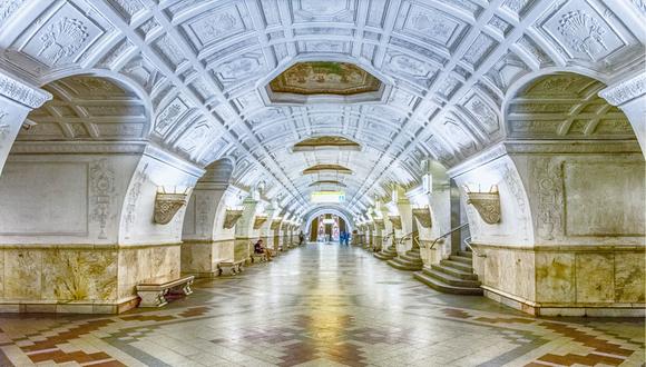 El Metro de Moscú cuenta con un total de 200 estaciones. La estación Komsomolskaya destaca por su inmenso techo blanco lleno de grabados y mosaicos. El lugar está iluminado por lámparas de bronce, ubicadas en la parte lateral. (Foto: Shutterstock)
