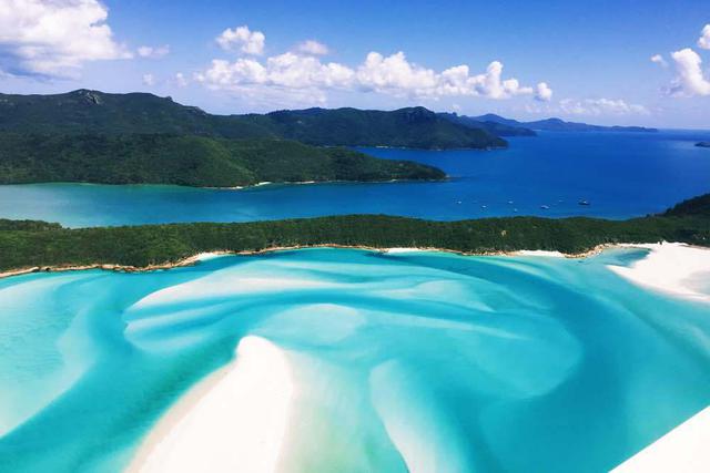 FOTO 7 | Whitehaven Beach, Islas Whitsunday, Australia. Situado en la costa de Queensland, las Islas Whitsunday de Australia son el hogar de Whitehaven Beach, una de las playas más bellas del mundo.
El agua es perfecta, 100% cristalina y la diversa vida marina se puede observar con facilidad. Sin ningún complejo hotelero y ni siquiera zona de camping, los excursionistas tienen garantizada la paz y tranquilidad.
Ten en cuenta que necesitas un traje especial contra medusas si planeas nadar entre diciembre y marzo, ya que las picaduras pueden ser mortales. (Foto: Shutterstock.com)