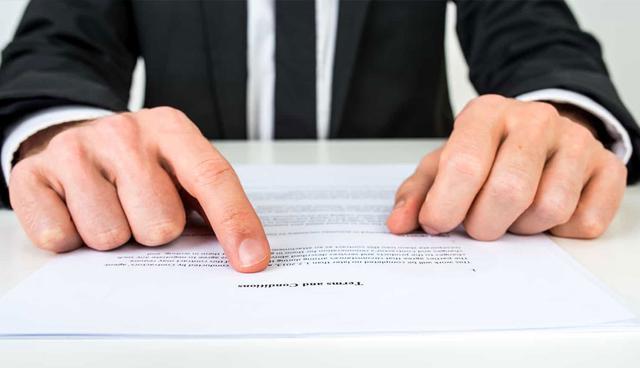 2. LICENCIA

El dueño de una licencia (licenciante) otorga al licenciatario un permiso limitado para usar o reproducir una marca, imagen, logotipo, personaje o línea de artículos. Esto durante determinado tiempo o cantidad de productos fabricados o comercializados. Todo esto a cambio del pago de regalías, que es un porcentaje sobre las ventas obtenidas.

Ventaja: se generan atractivas ganancias si se sabe negociar para obtener las licencias más rentables, así como integrar un equipo eficiente de ventas y comercialización.
Tip: el secreto de este negocio está en tener instinto para identificar modas, tendencias y oportunidades en el mercado. (Foto: Difusión)