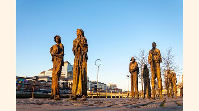 Memorial de la Gran Hambruna (Dublín). Los muelles del río Liffey acogieron, durante las década de 1840, la masiva diáspora de los irlandeses que partían hacia Nuevo Mundo huyendo de la hambruna. Una época grabada a fuego lento en el corazón de este país 