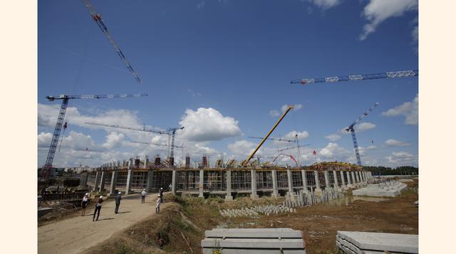 Aquí se construye el nuevo estadio de Saransk, capital de la República de Mordovia en Rusia. Cuatro ciudades no albergarán partidos después de la fase de grupos: Kaliningrado, Saransk, Volgogrado y Ekaterimburgo. (Foto: Reuters)