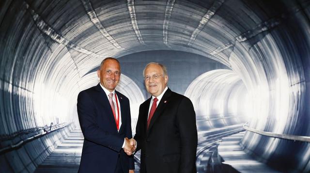 El presidente suizo Johann Schneider-Ammann (D) da la mano al primer ministro de Liechtenstein, Adrian Hasler (I) en la apertura del túnel ferroviario del Gotardo, el túnel más largo del mundo ferroviario en el mundo. (Foto: AFP)