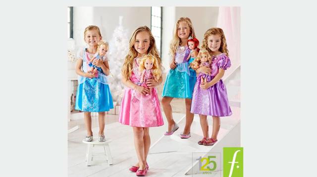 Saga Falabella. Una de las crisis más recientes se vio en la campaña navideña de la cadena de retail chilena. Sus catálogos fueron acusados de racistas por incluir solo a modelos de rasgos caucásicos,como estas niñas.