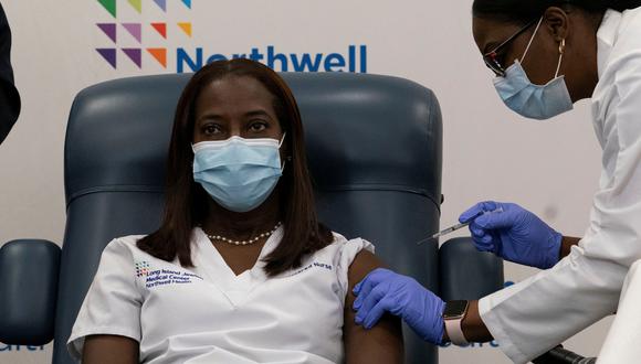 Sandra Lindsay recibió la vacuna en el Long Island Jewish Medical Center de Queens. (REUTERS)