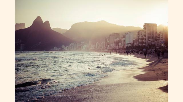 Copacabana es quizá el barrio más famoso de Río de Janeiro y la segunda playa más importante después de la de Ipanema.