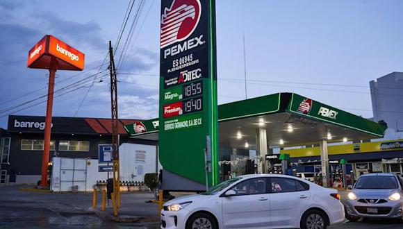 Ahora que la Organización Marítima Internacional está exigiendo el uso de combustibles menos contaminantes, Pemex ha estado vendiendo su fuel oil a menor precio a la empresa estatal, Comisión Federal de Electricidad, para operar sus plantas.