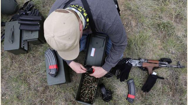 FOTO 7 | Un participantes en las jornadas de entrenamiento prepara munición para los ejercicios de tiro, en Fountain, Colorado.