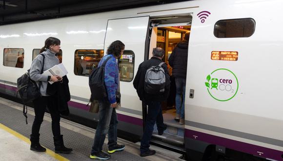 Los pasajeros abordan un tren de alta velocidad AVE con destino a Figueres en la estación de tren de Barcelona-Sants en Barcelona el 13 de febrero de 2023. (Foto por Josep LAGO / AFP)