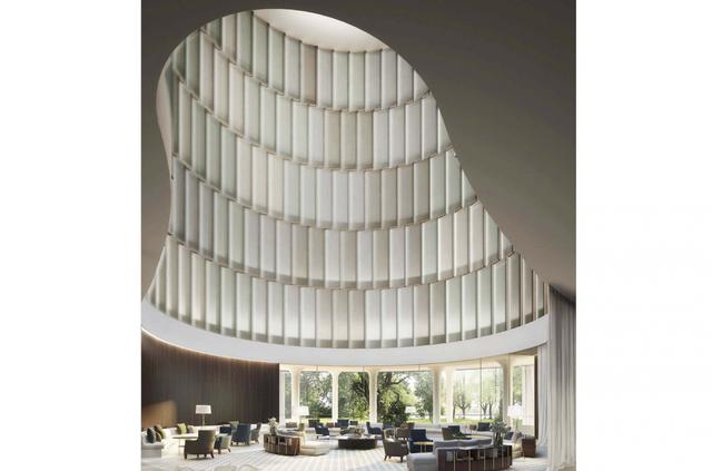 FOTO 23 | The Fontenay, Alemania
Su apertura fue de las más esperadas: porque se hizo esperar y porque hacía dos décadas que Hamburgo no estrenaba un hotel de cinco estrellas. El resultado no ha decepcionado: una mezcla armónica entre naturaleza y urbanismo –su arquitecto, Jan Störmer, lo definió como como “un hotel en el parque”–, protagonizada por una fachada cubierta con azulejos de cerámica blanca que se refleja en el lago Alster y por un impresionante atrio interior de 27 metros de altura. LO + HOT en la azotea, además de unas espectaculares vistas, encontrarás un bar, un spa de 1.000 m2 y piscinas interior y exterior.