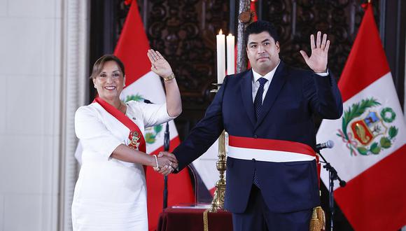 Antonio Varela Bohórquez saluda a la prensa durante su juramentación junto a la presidenta Dina Boluarte. Foto: Presidencia del Perú.