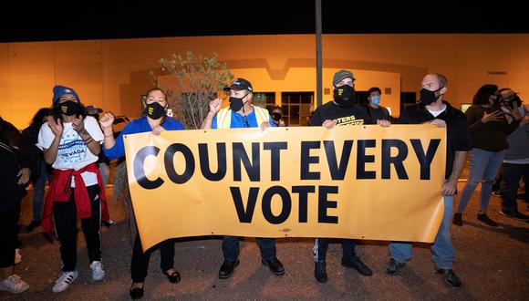 Manifestantes en el condado de Clark, en Nevada, exigen el conteo completo de votos, pese a las exigencias de la campaña de Trump para que se detenga la contabilidad en algunos estados del país. (Reuters)